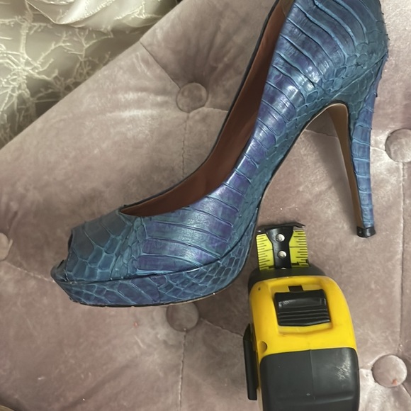 Vince Camuto platform (1/2 in) heels (4 in) slightly worn  size 6/36 Exc. cond. - Picture 2 of 9